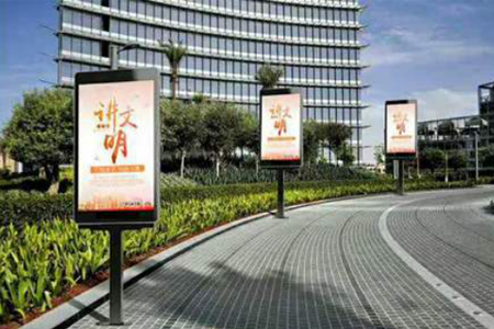 LED信息发布屏是智慧灯杆的一个重要组成部分，集数据化、网络化、信息化的新一代媒体设备，为整个智慧路灯项目承载了内容传播、碎片化应用和智能管理渠道的重任。