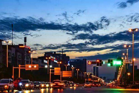 交通信号灯是城市道路的秩序维持者，它起着疏导交通、流量控制、人车协同等重要作用，在紧急时刻也能够为生命开启一条畅通的道路。现在，利用无线通信技术解决交通信号灯的数据交互已经成为新时代的主流方法，随着智慧灯杆的热潮涌来，交通信号灯杆也可以结合智慧灯杆成为新一代多功能杆。