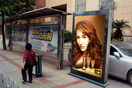 k8凯发千兆网关BMG700，支持5G/4G/3G网络，广接入、强运算、低时延，应用于各类数据采集、远程管控、数据分析等场景，在5G通信网络的加持下，实时传输大体积数据，如3D炫酷视频、高质量音乐等，契合户外广告机各个场景联网需求，利用5G/4G网关可以根据场景人群精准的投放广告。