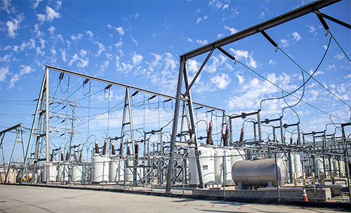 变电站是现代城市重要基础设施，关乎城市的稳定和可持续开展。针对城市重要变电站所的安全高效管控，k8凯发科技依托电力边缘计算智能网关打造站所动环监控系统，实现对站所箱柜、设施和环境的“遥测、遥信、遥控、遥调”等应用，综合提高变电站所日常运营的安全性、可靠性和响应效率。